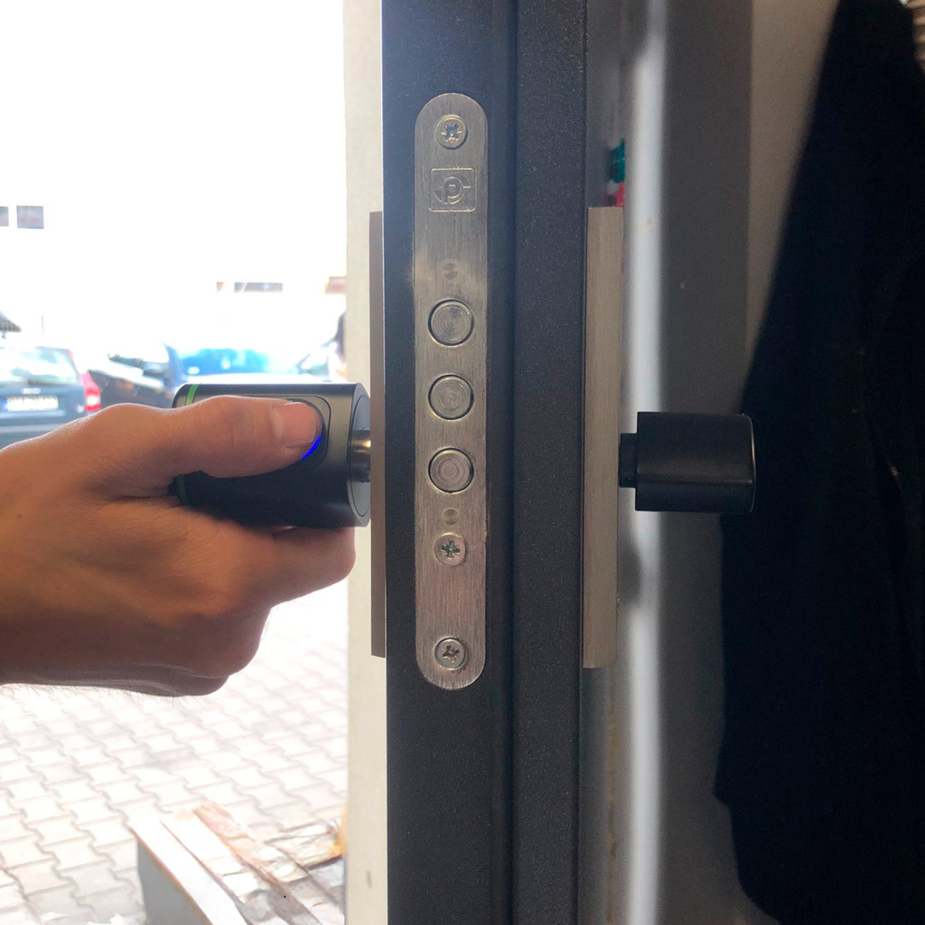 cylindrická vložka zámku dverí na odtlačok prsta